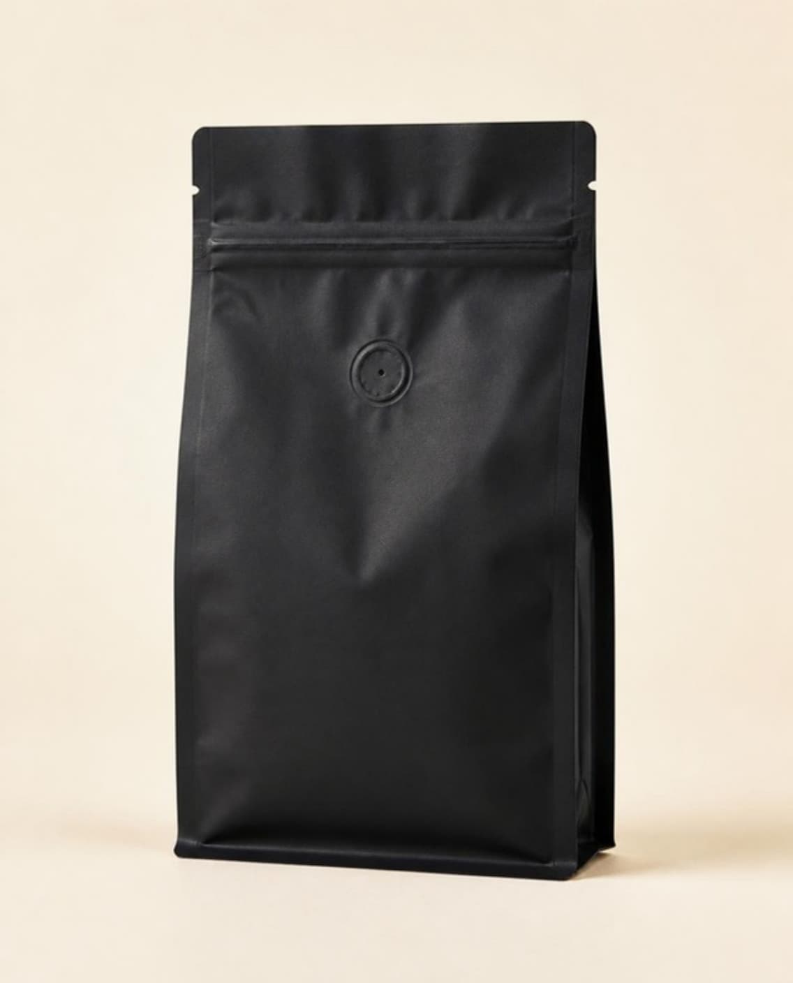 Bolsa de café negro de fondo plano, sin impresión, con cierre zip y válvula